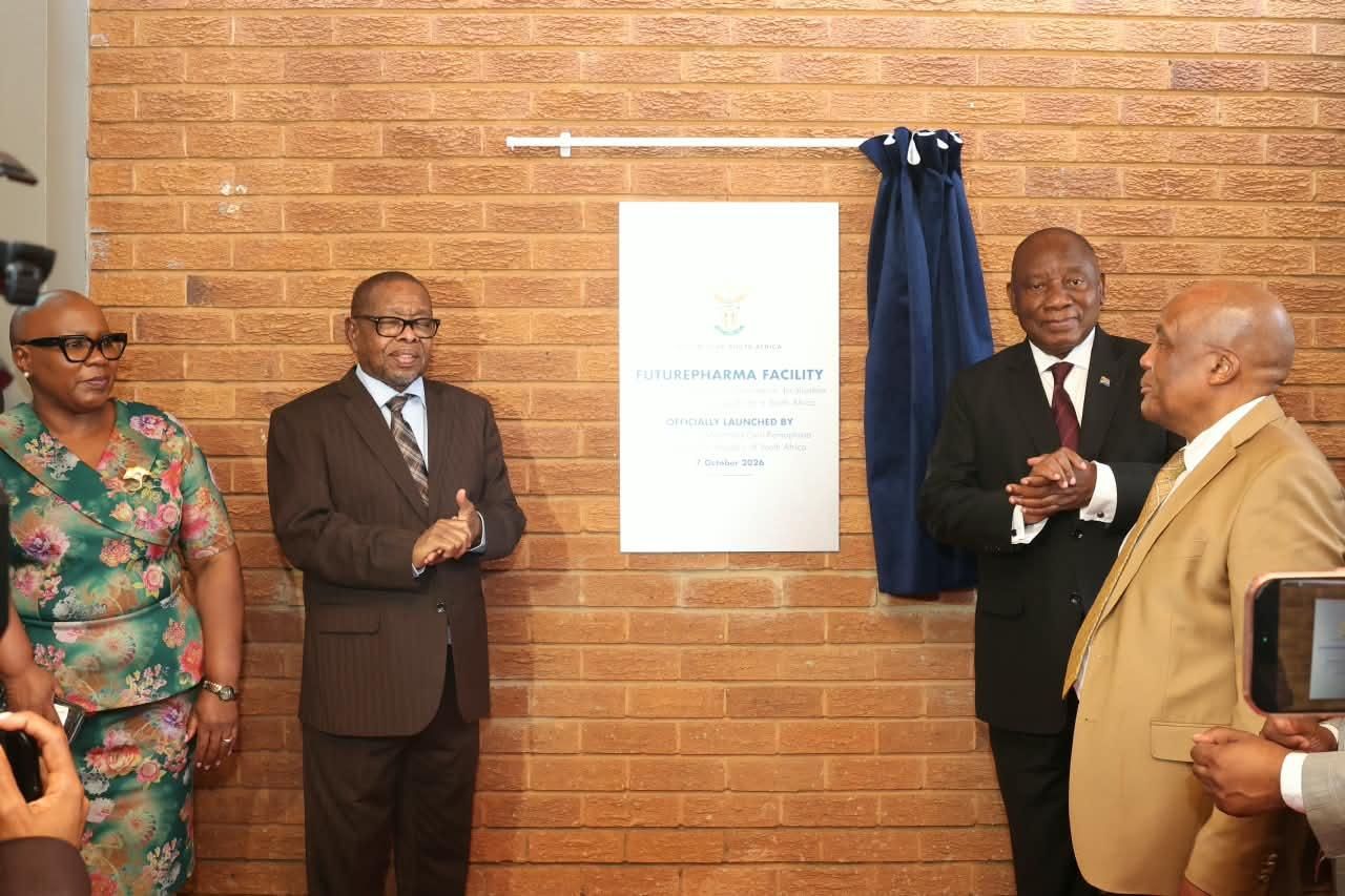 President Cyril Ramaphosa and CSIR and government officials unveil the plaque marking the official launch of the FuturePHARMA facility